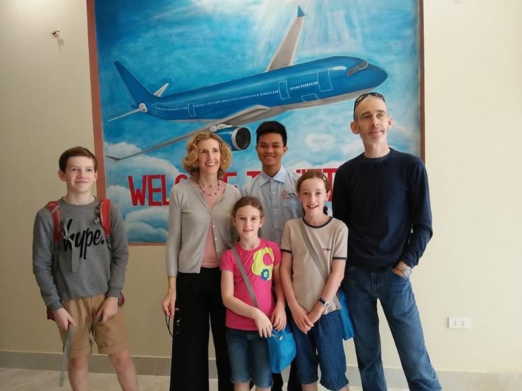 Family Airport Hotel Thach Loi Luaran gambar